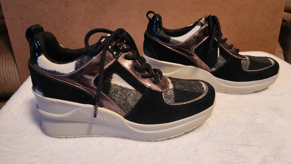 DKNY Women's Leo Wedge Sneakers Black Plaid Metallic Rose Gold Size 9M